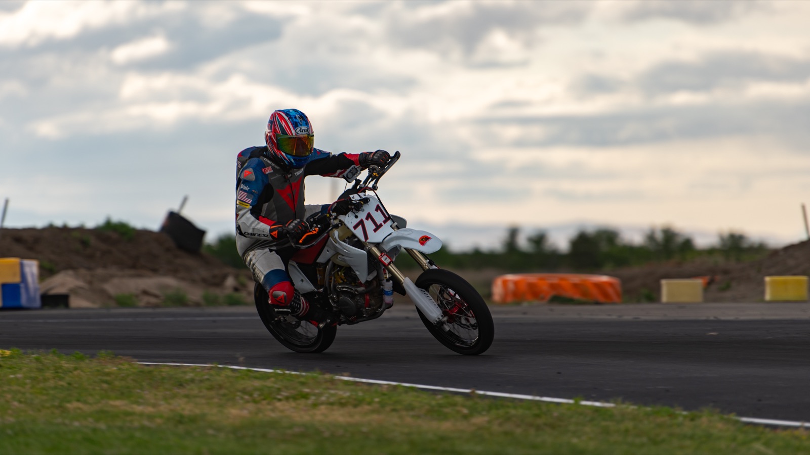 The #711 coming over a crest (photo 55 of 77)