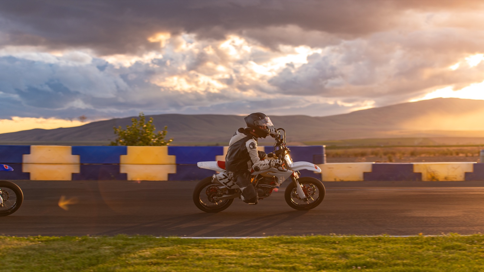 Jonathan Spiva on the #711 with the sunset behind (photo 64 of 77)