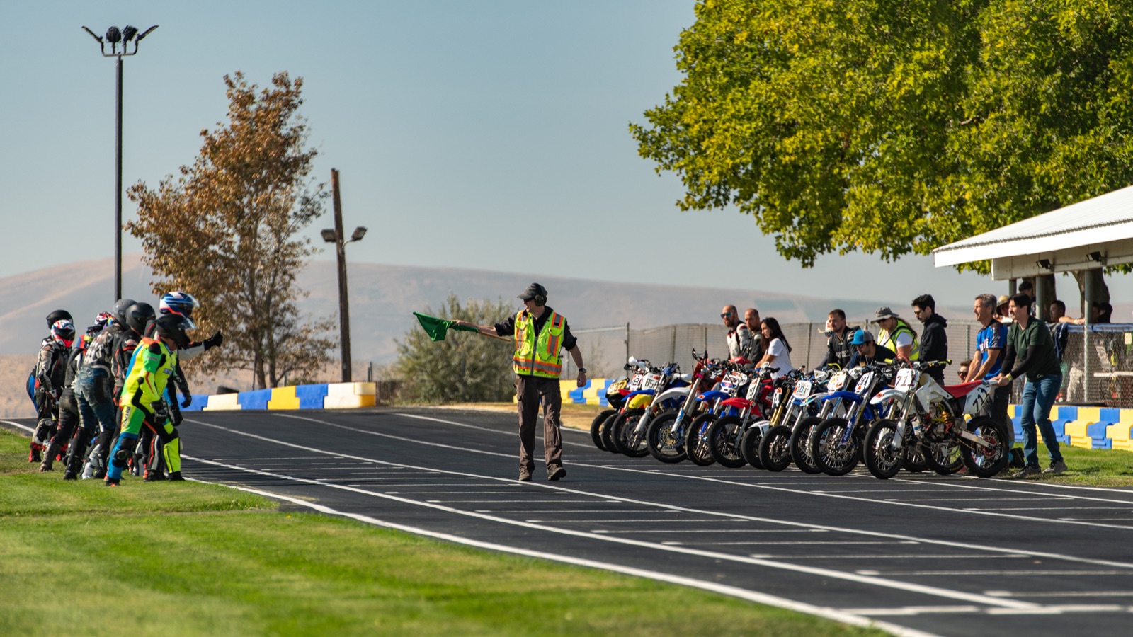 Riders running to their bikes at the Le Mans start (photo 4 of 117)