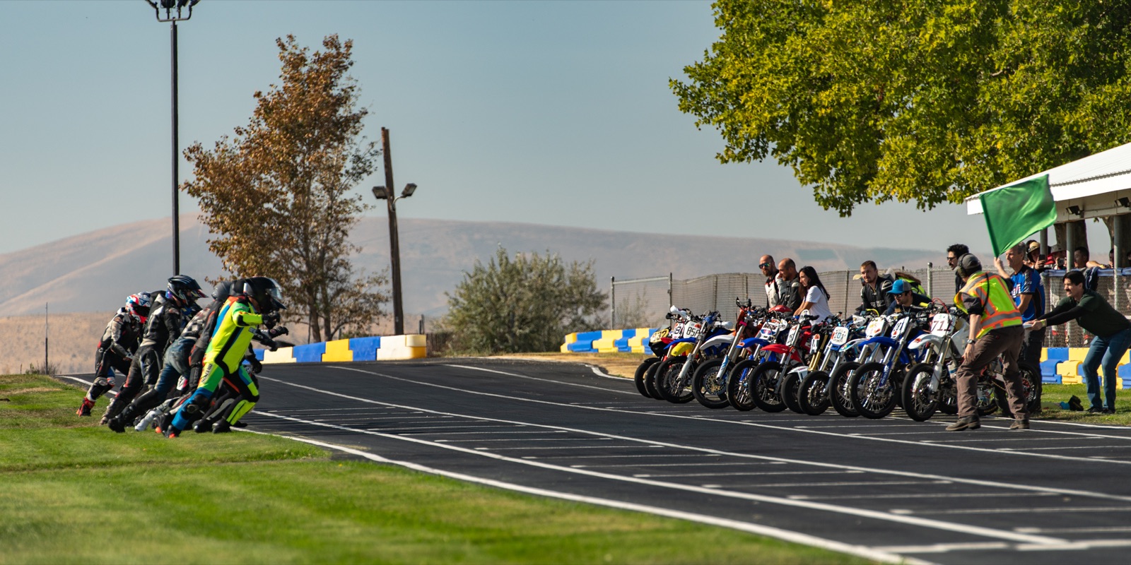 The field scrambling onto their bikes at the Le Mans start (photo 5 of 117)