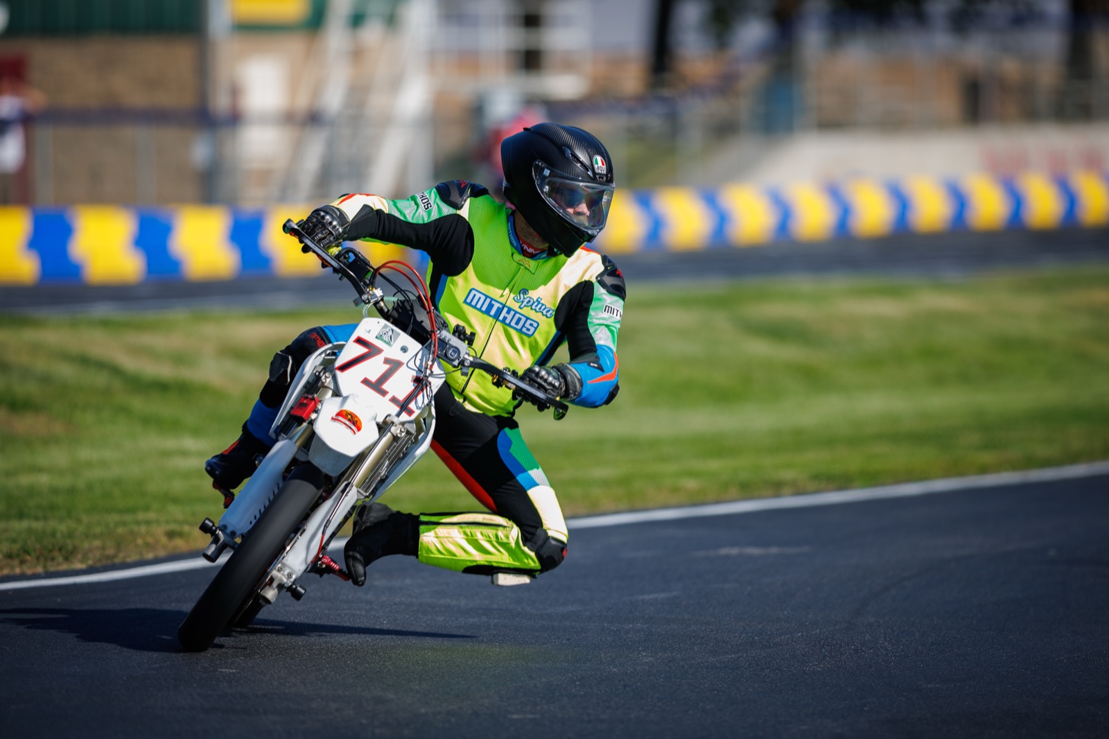 Jonathan Spiva knee out on the #711 through a corner (photo 8 of 117)
