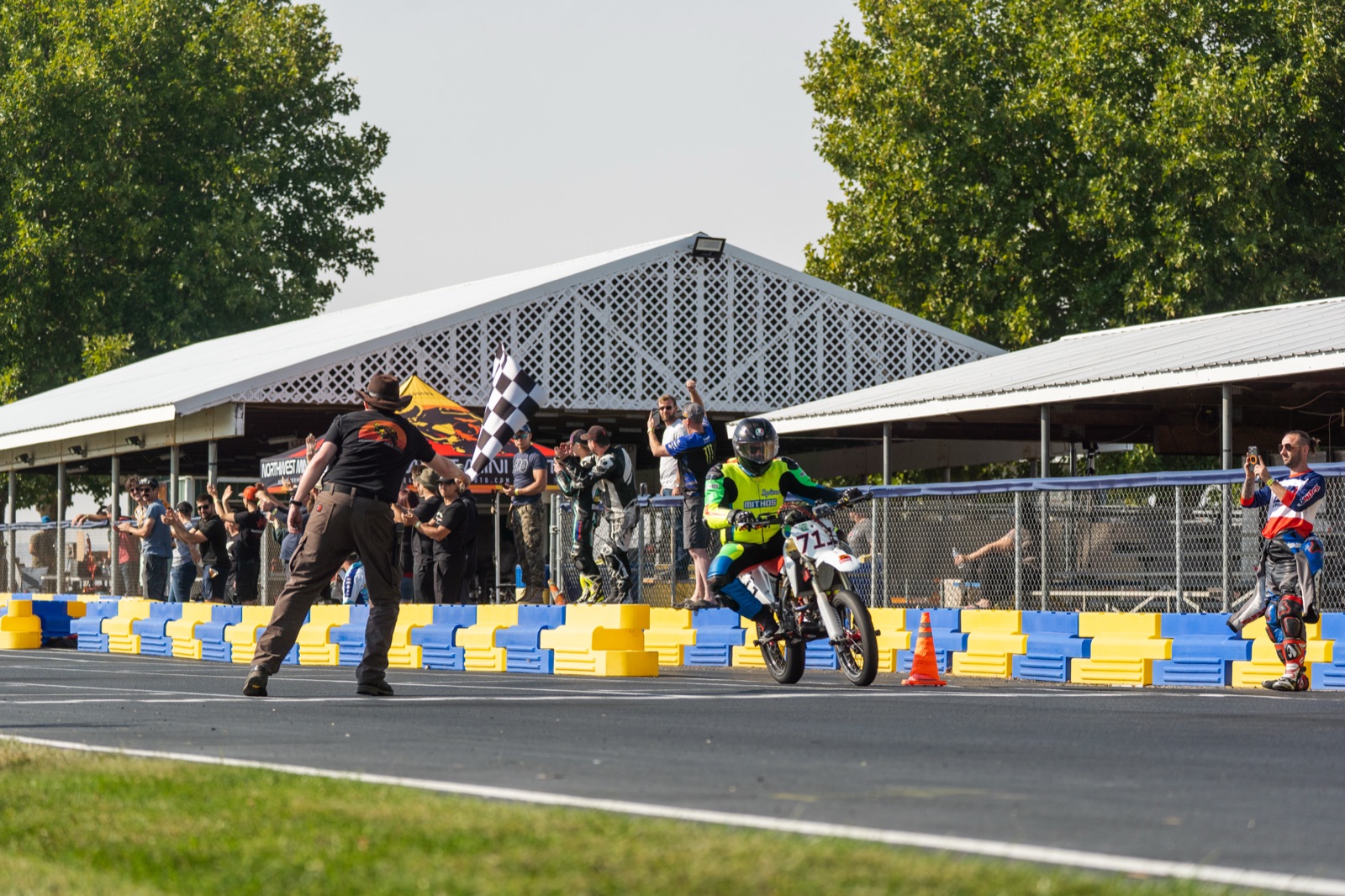 The #711 approaching the checkered flag in front of the crowd (photo 115 of 117)