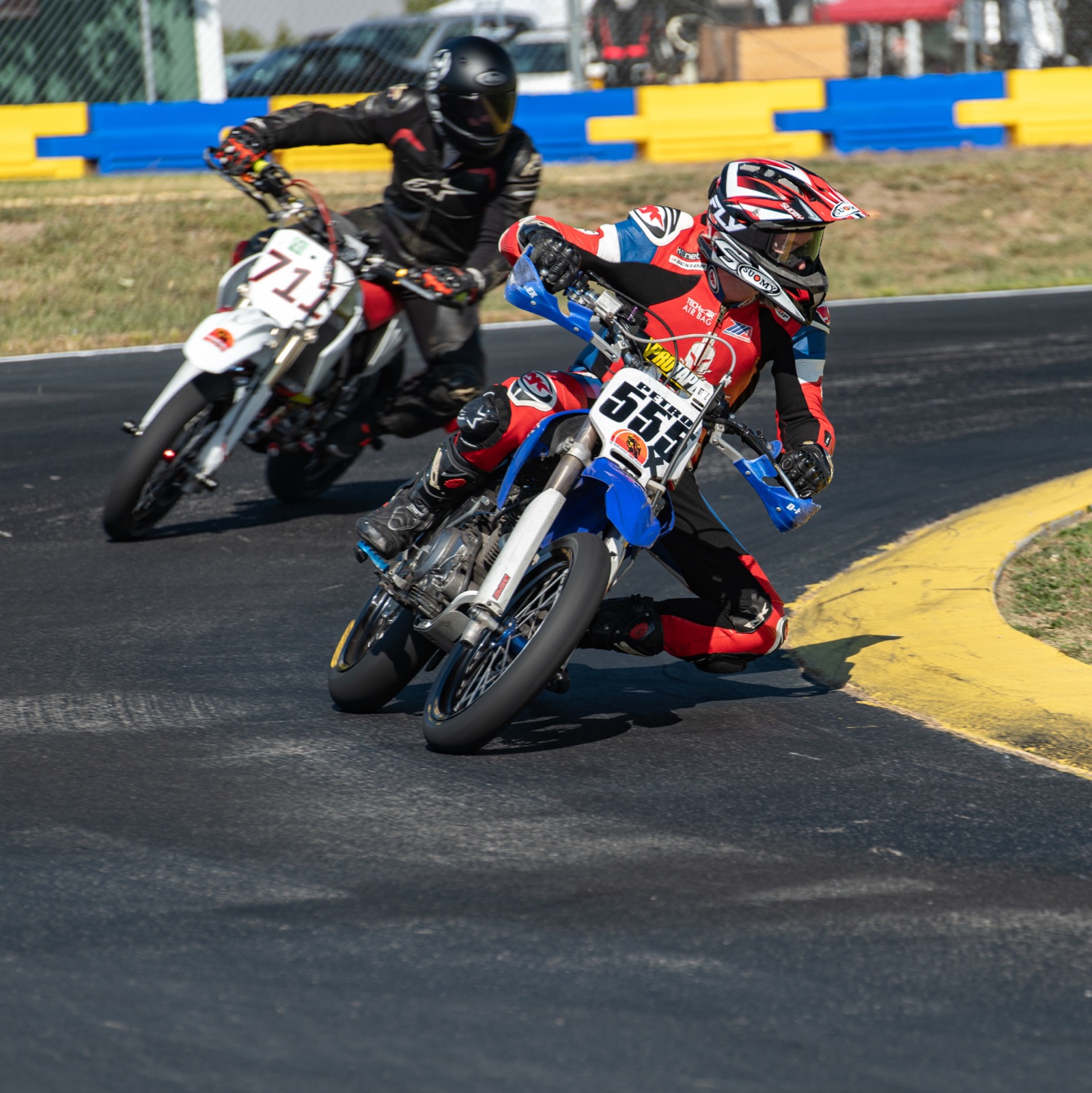 The #711 battling a red and blue bike through a corner (photo 14 of 117)