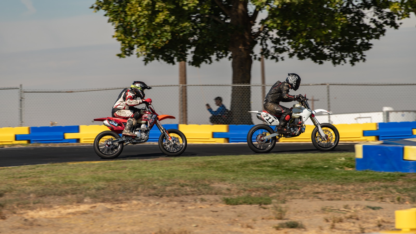 The #711 chasing another rider along the barriers (photo 15 of 117)