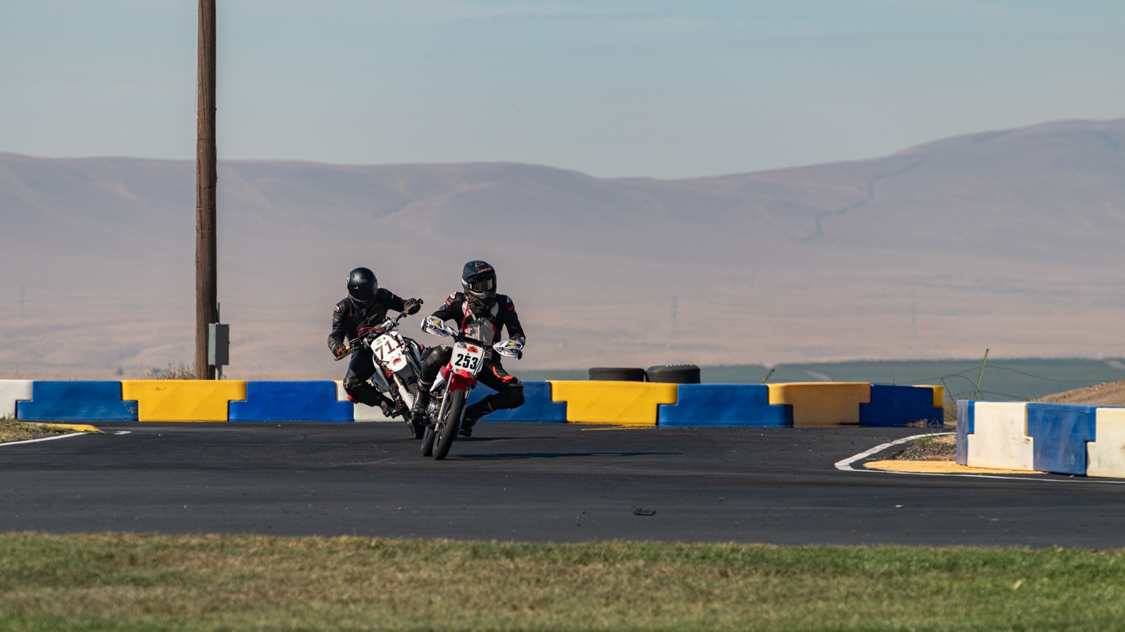 The #711 in a group of riders through a corner (photo 16 of 117)