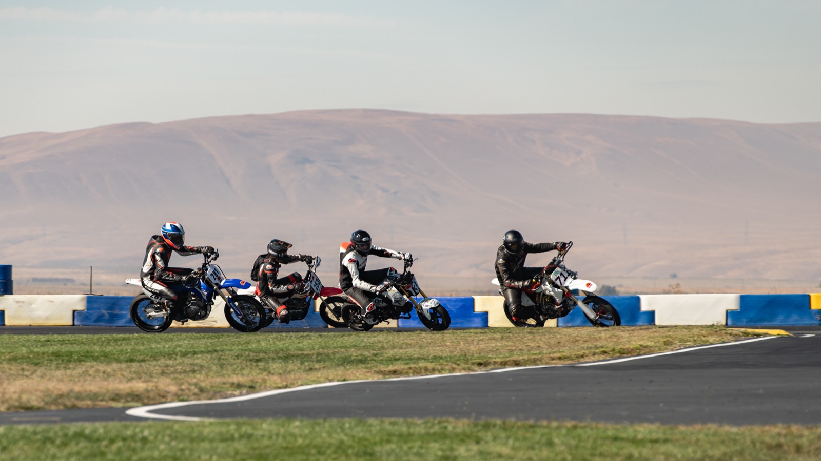 A line of riders through a corner, the #711 among them (photo 19 of 117)