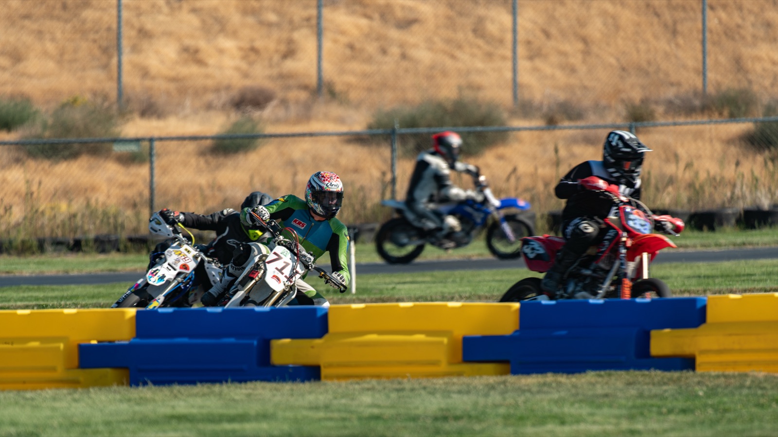 The #711 in a pack of riders along the barriers (photo 21 of 117)