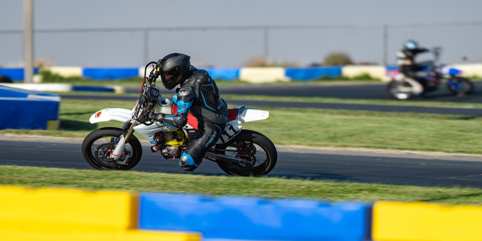 Hannah Johnson leaning the #711 into a corner (photo 35 of 117)