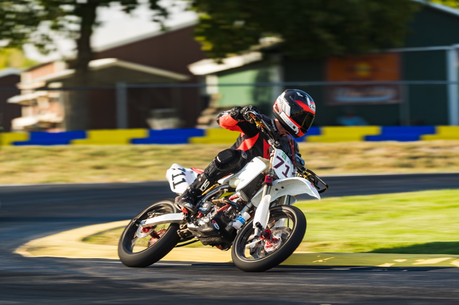 Alex Taylor leaning the #711 into a corner (photo 40 of 117)