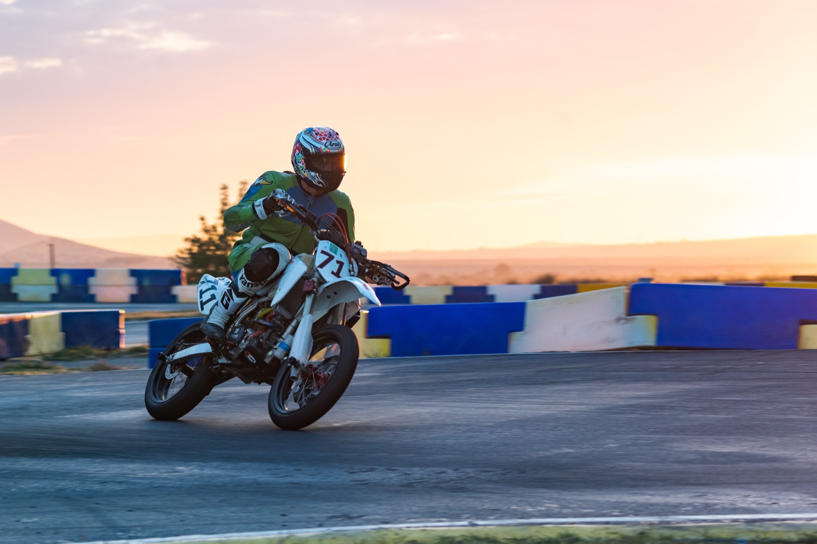 John Gessner cornering the #711 at sunset (photo 57 of 117)
