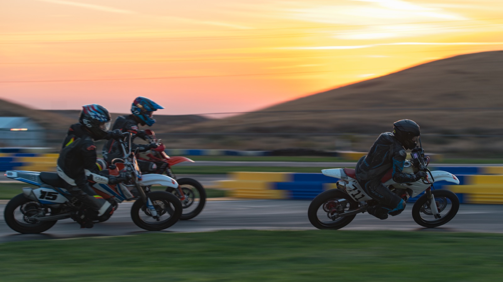 Hannah Johnson on the #711 leading a pair of riders at sunrise (photo 90 of 117)