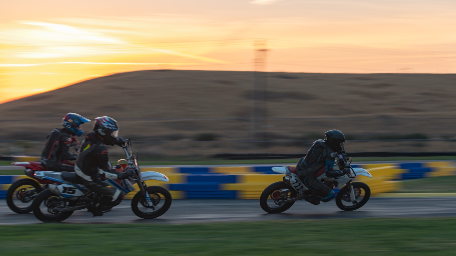Hannah Johnson on the #711 pulling away from two riders at sunrise (photo 92 of 117)