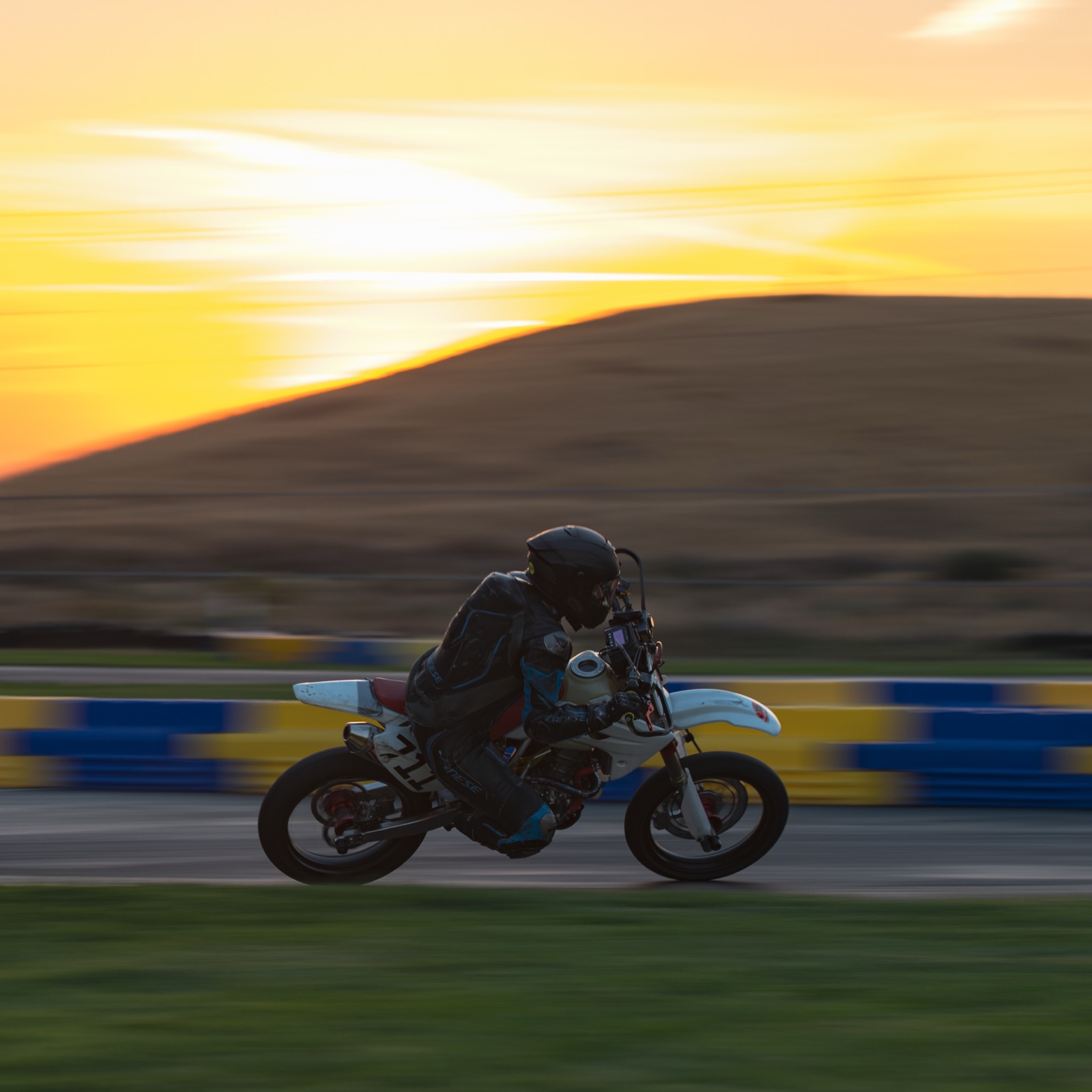 Hannah Johnson on the #711 panning past the barriers as the sun comes up (photo 99 of 117)