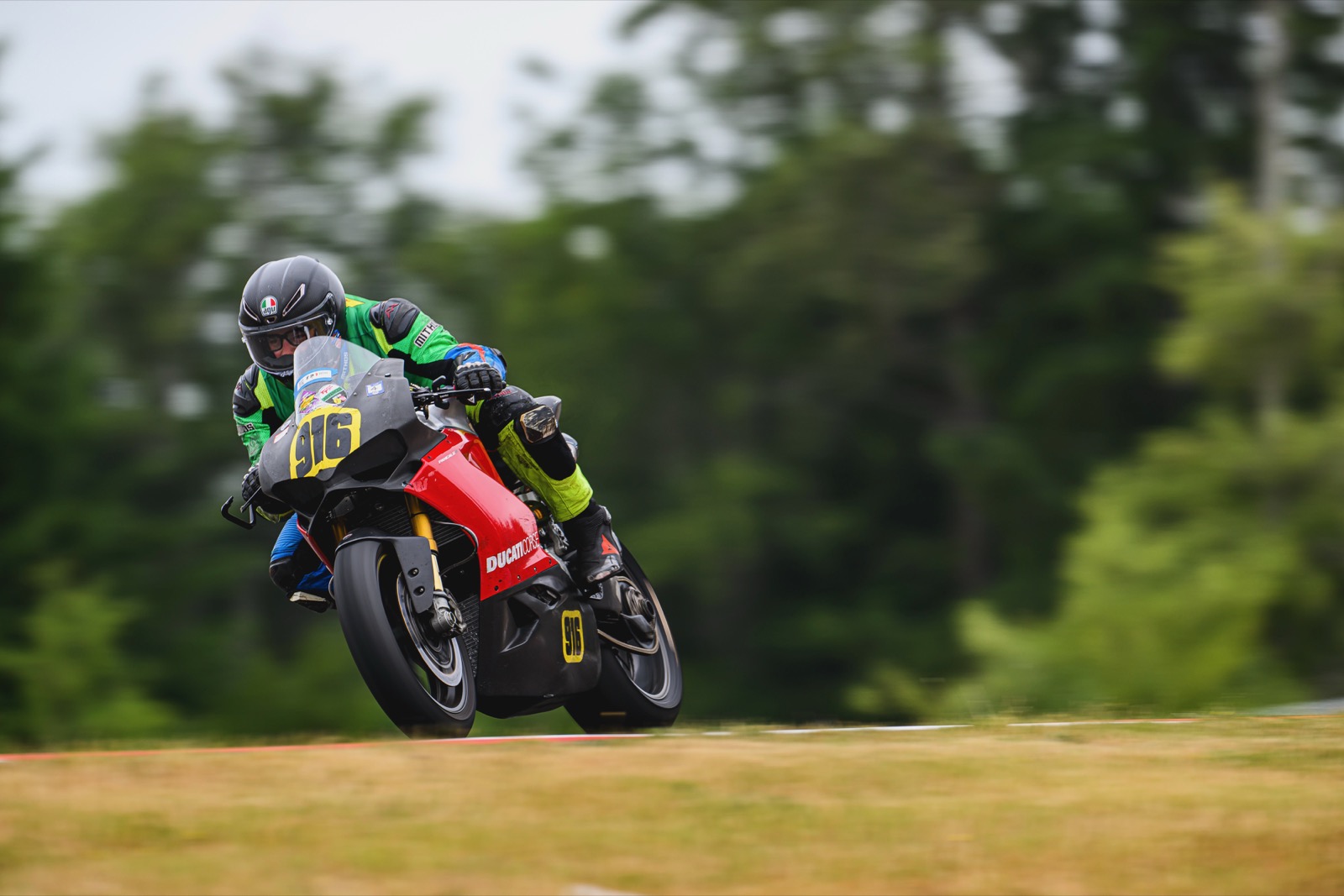 Jonathan at speed on the number 916 Ducati