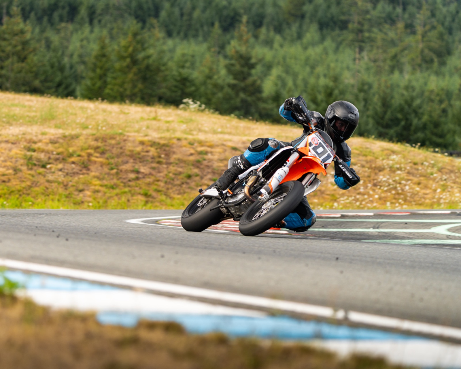 Hannah Johnson riding the #101 Spiva Racing KTM 450 SMR at Vancouver Island Motorsport Circuit (photo 44 of 61)