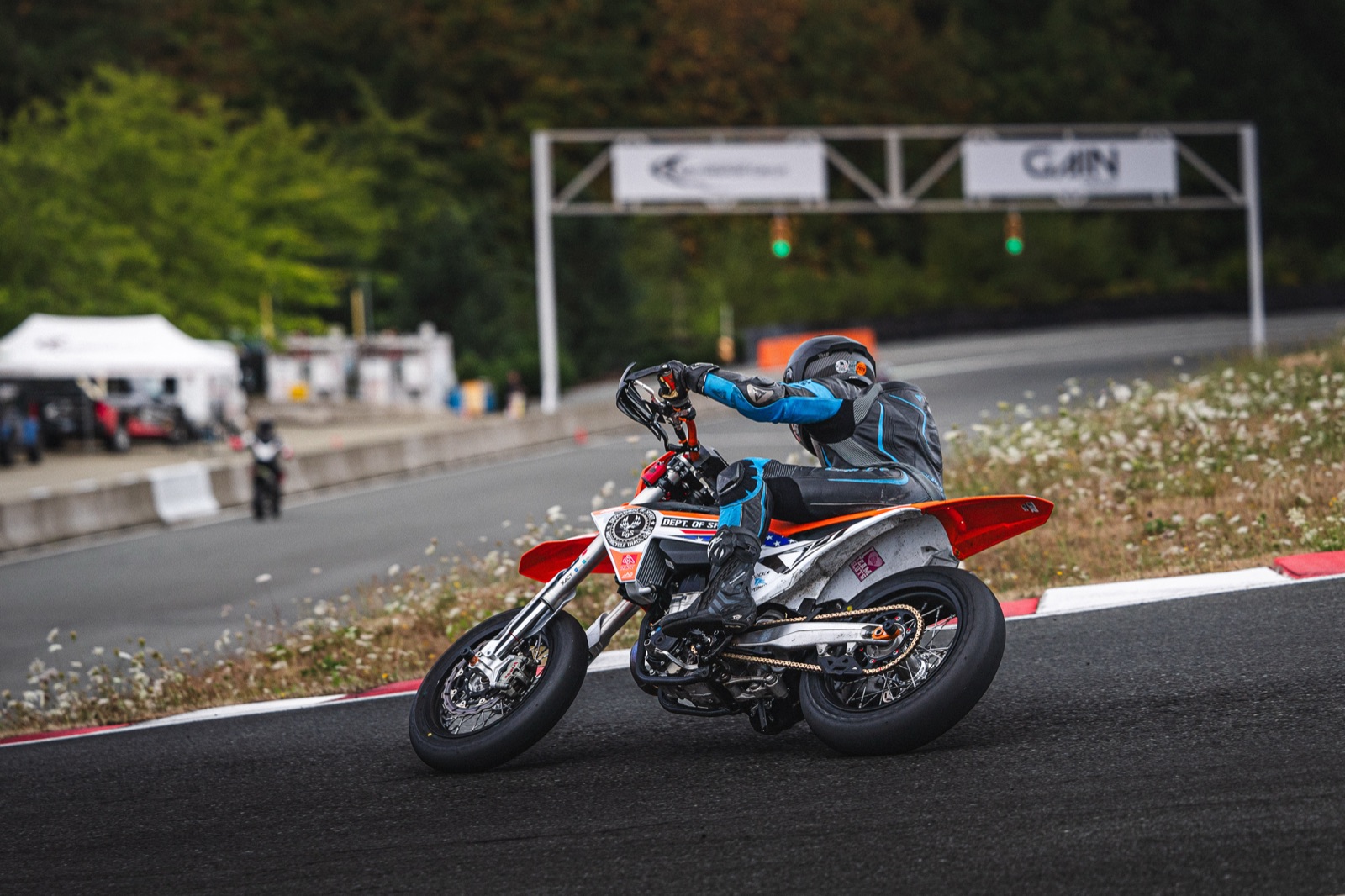 Hannah Johnson riding the #101 Spiva Racing KTM 450 SMR at Vancouver Island Motorsport Circuit (photo 50 of 61)