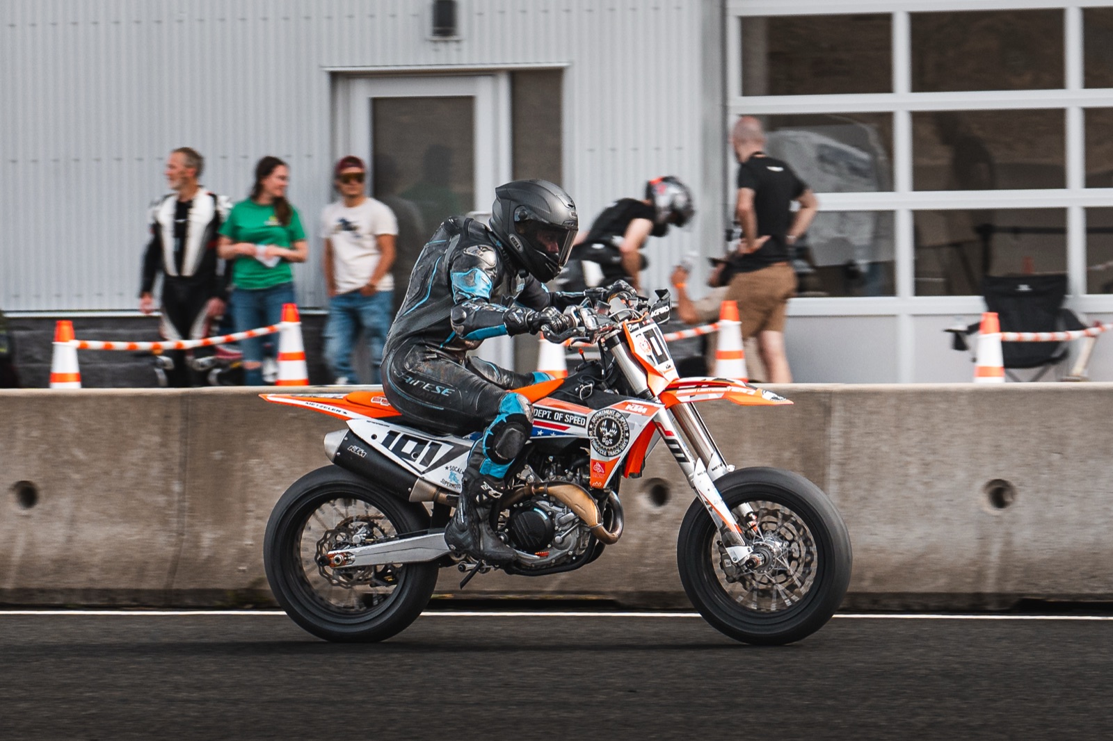 Hannah Johnson riding the #101 Spiva Racing KTM 450 SMR at Vancouver Island Motorsport Circuit (photo 47 of 61)