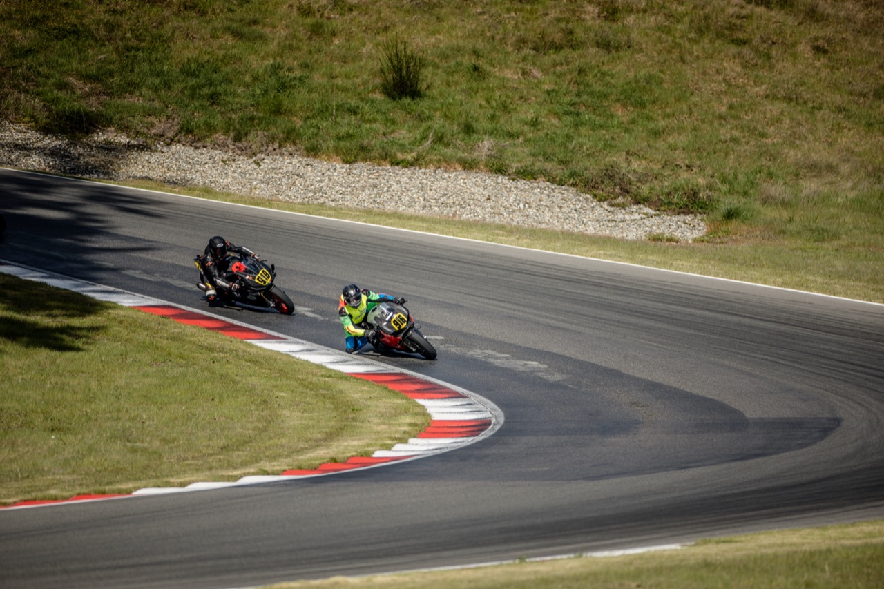 Jonathan Spiva chasing another rider through a sweeper at The Ridge