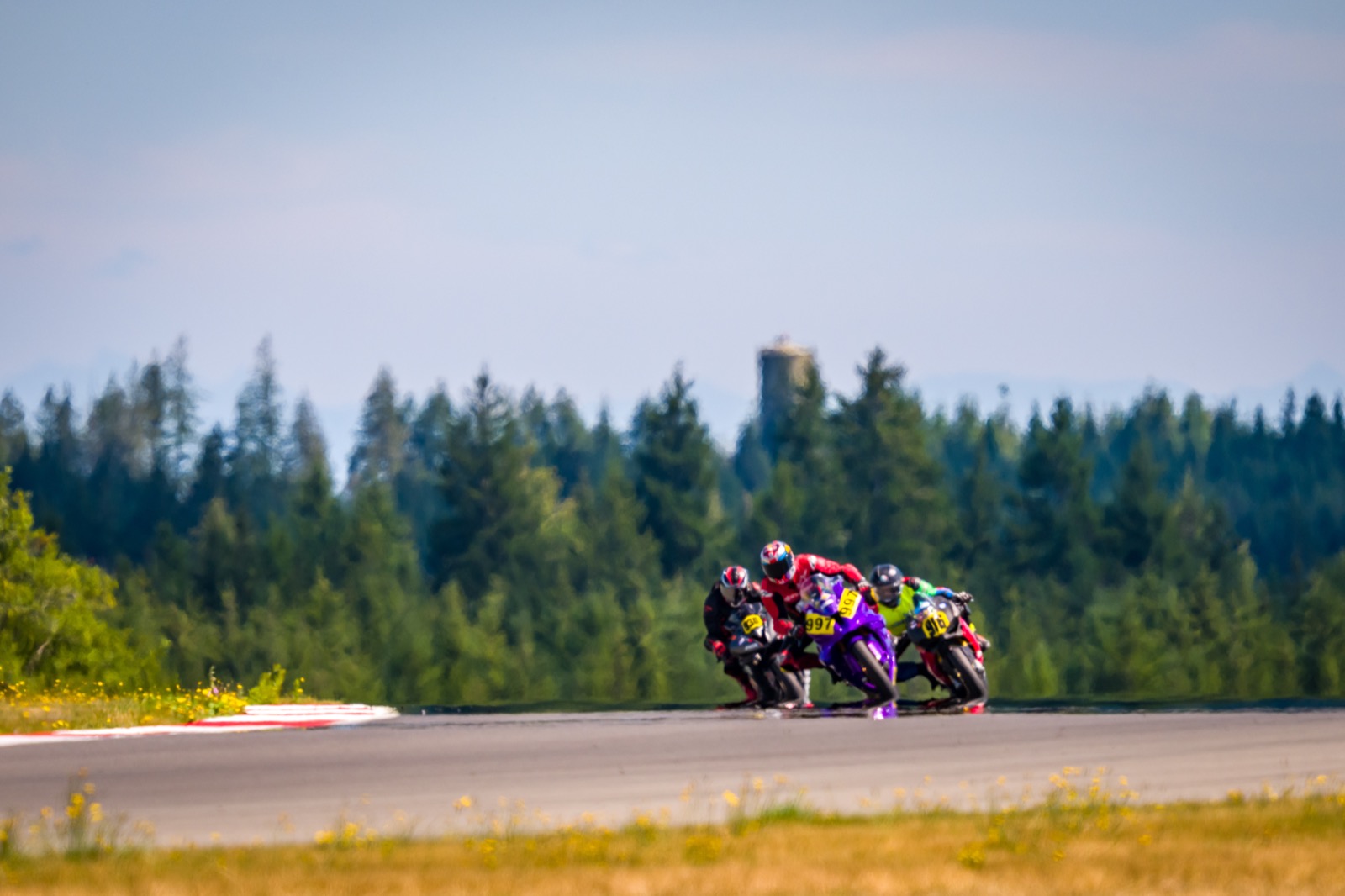 Jonathan Spiva (#916) in a three-rider battle at The Ridge