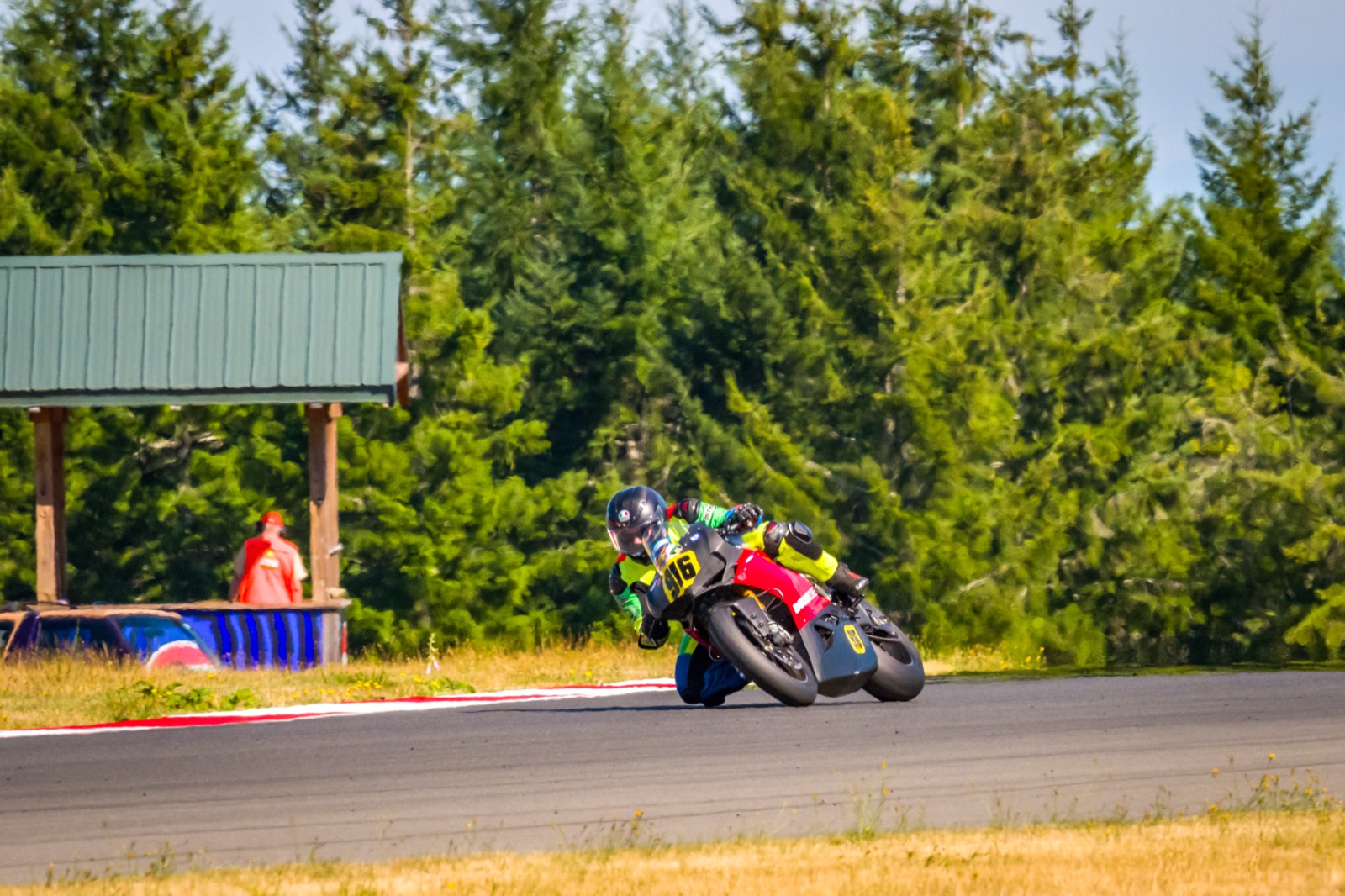 Jonathan Spiva (#916) knee down through a corner at The Ridge