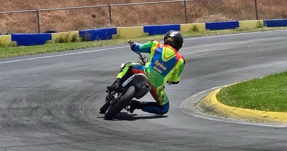 Jonathan Spiva knee down on the Honda CRF150R #711 at the 12-Hour