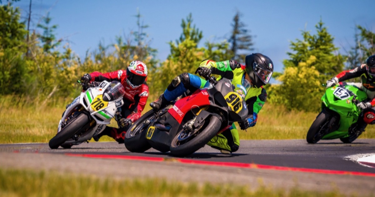 Jonathan Spiva (#916) leading at The Ridge during Round 4