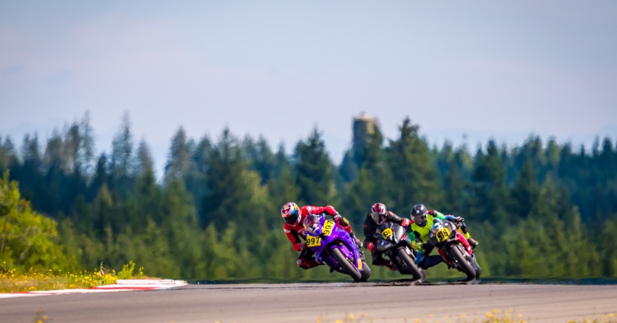 Jonathan Spiva (#916) chasing Eric Lin (#997) through a corner at The Ridge during Round 5